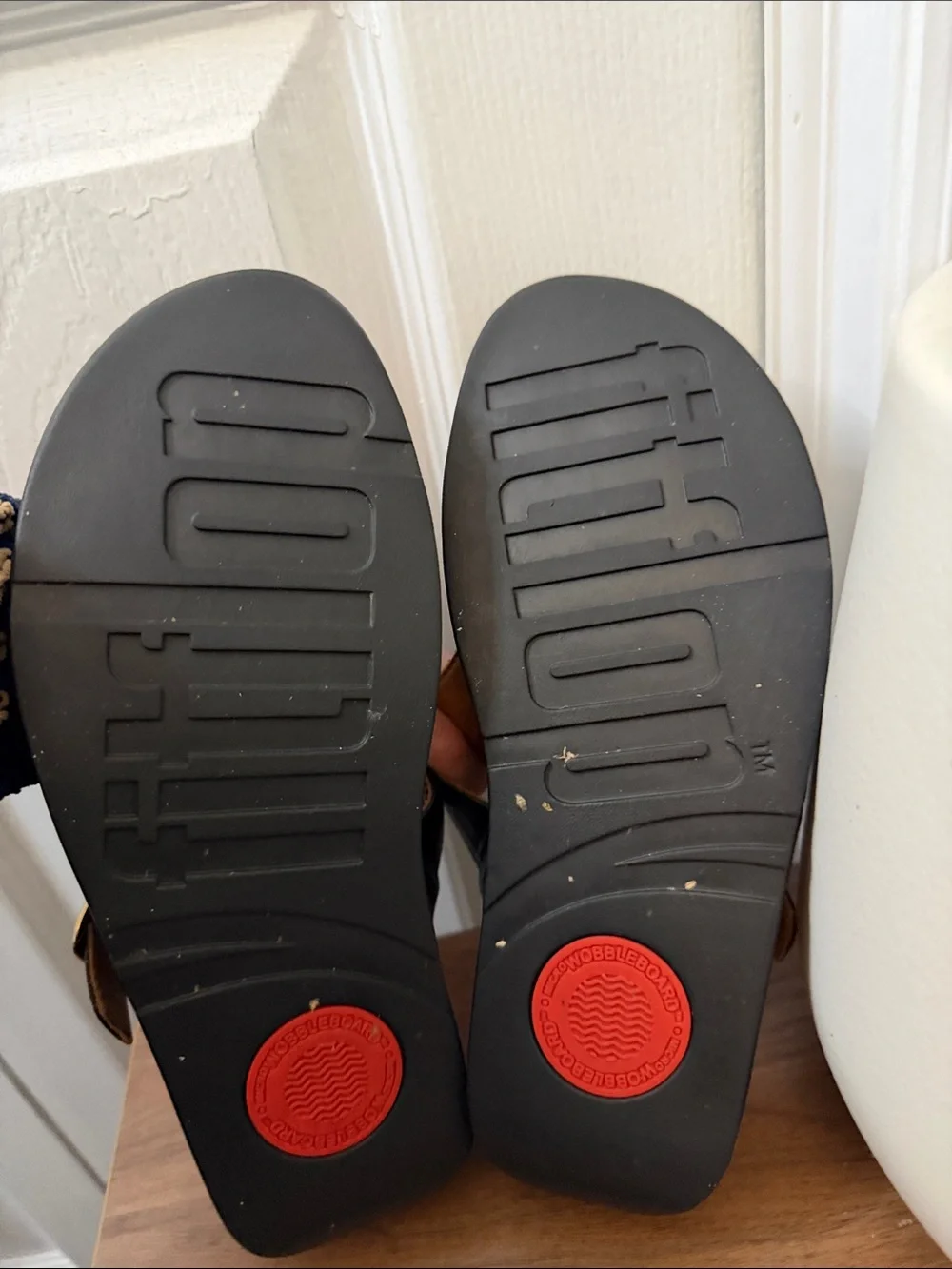 FitFlop Black Lizard Embossed Thong Sandals Gold Buckle Wedge Size 7